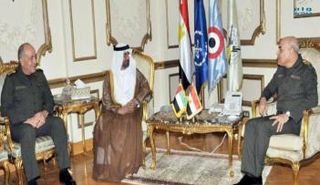 وزير الدفاع المصري يستقبل سفير الإمارات في مصر محمد بن نخيرة الظاهري