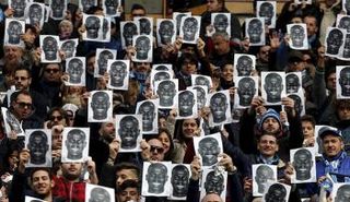 جماهير نادي نابولي الإيطالي ترتدي قناع كوليبالي ردا على عنصرية جماهير لاتسيو تجاه اللاعب.