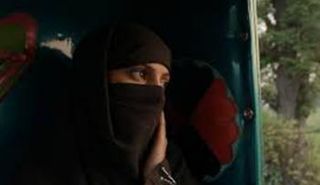 بطلة العمل تعرضت لمحاولة قتل من عائلتها التي أطلقت عليها الرصاص في رأسها ثم وضعتها في حقيبة