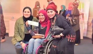 الفتاة المصرية رانيا رشدي لم تستسلم لإعاقتها الحركية وأصبحت أول عارضة ماكياج