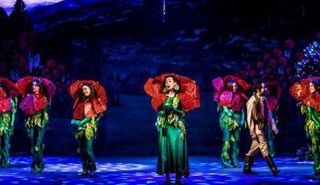 من العرض المسرحي «من القلب للقلب» الذي يعرض حاليًا على المسرح القومي بالقاهرة