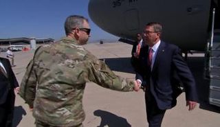 وزير الدفاع الامريكى كارتر  في زيارة سابقة للعراق