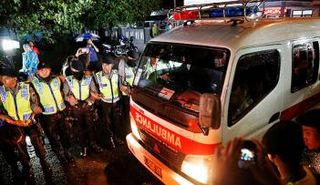 سيارة إسعاف تنقل جثامين المتهمين