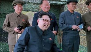 يم جون أون زعيم كوريا الشمالية يحضر إطلاق صاروخ من غواصة.