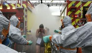 يقتصر التطهير من الغازات الكيميائية برش المصابين بمحلول يعد من ماء التبييض