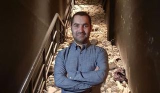  الفنان السوري تمام عزام