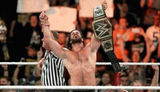 سيث رولينز يرفع حزام البطولة بعد الفوز