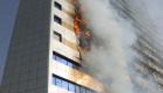 بالصور.. السيطرة على حريق بأحد الأبراج الفندقية بمكة  