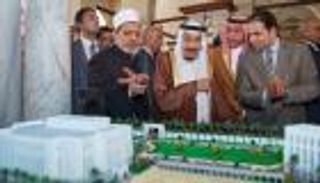 الملك سلمان يهدي شيخ الأزهر كسوة الكعبة