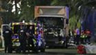 شاهد عيان: قائد دراجة نارية حاول اعتراض شاحنة هجوم نيس قبل أن تدهسه