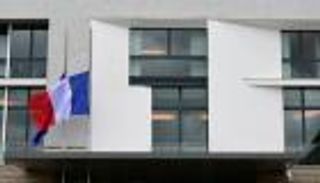 فرنسا تعلن الحداد 3 أيام.. وهولاند يرأس اجتماعا أمنيا