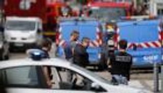 مقتل قس ذبحا في عملية احتجاز رهائن بكنيسة بفرنسا تبناها