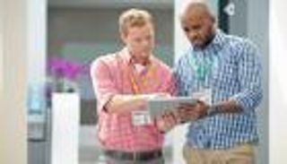 الملابس الملونة تسهم في زيادة الإبداع وارتفاع الأجور