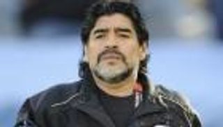 مارادونا يستفز أجويرو بطريقته الخاصة 