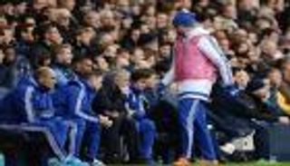 صور.. كوستا "الغاضب" يلقي قميصه تجاه مورينيو