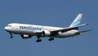 عاصفة تقطع الكهرباء وتوقف حركة الطيران غرب أوروبا