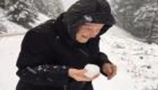 فيديو.. مُعمِّرة بسن طفلة صغيرة لحظة تساقط الثلج