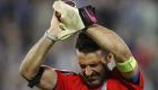 بوفون يبكي بعد الخروج من يورو 2016