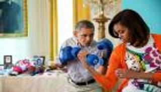 أوباما يلاكم زوجته.. ومتابعو صفحته بالفيس بوك: ستهزمك