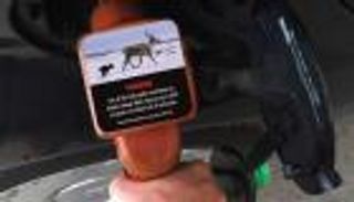 صور.. قانون يلزم محطات الوقود بوضع ملصقات للتحذير من تَغيُّرات المناخ في كندا