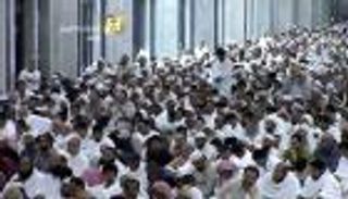 إمام الحرم المكي يحذر من النزاعات الطائفية والسياسية بالحج