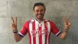 إنريكي يحتفل ببقاء خيخون في الليجا