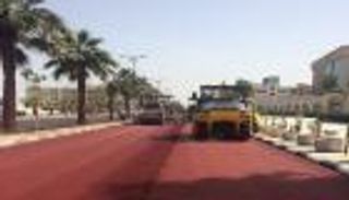 مغردون سعوديون يسخرون من أسفلت الدمام الأحمر