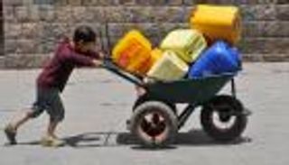 بالصور .. القمامة غذاء أطفال صنعاء