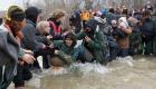 بالصور.. آلاف المهاجرين يعبرون نهرا خطيرا للوصول إلى مقدونيا