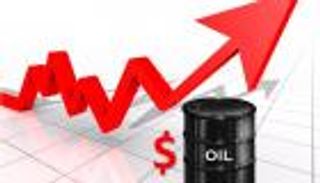 النفط يصعد لأعلى سعر في 8 أشهر