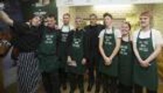 جورج كلوني يترك 5 جنيهات بقشيشا لمقهى يوظّف مشردين