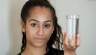 فتاة تعاني من مرض يعتبر الماء عدوه الأول