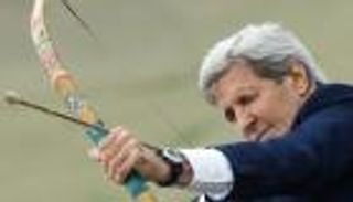 بالصور.. جون كيري رامٍ للقوس