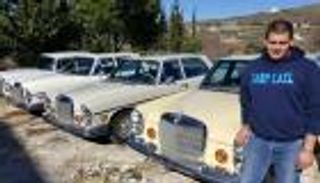 عائلة لبنانية تتوارث هواية جمع وإصلاح السيارات القديمة
