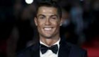 بالصور: رونالدو.. من الملاعب الخضراء إلى السجادة الحمراء!