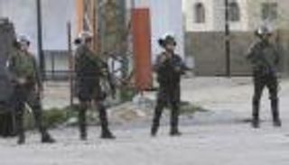 اعتقال 11 فلسطينيًّا وحظر تجول ومواجهات ليلية بالضفة