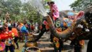 بالصور.. عيد المياه في تايلاند