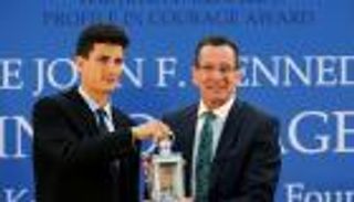 خالف أقرانه.. عائلة كنيدي تكرم حاكم ولاية أمريكية استقبل لاجئين