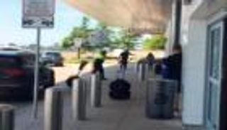 شرطي أمريكي يطلق النار على رجل حاول مهاجمته عند مطار دالاس