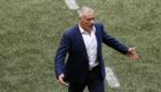 ديشامب يتحول إلى شخص آخر بين شوطي مباراة فرنسا وأيرلندا