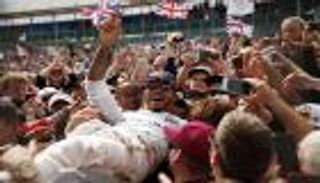 الجماهير تحمل هاميلتون على الأعناق عقب فوزه بسباق بريطانيا