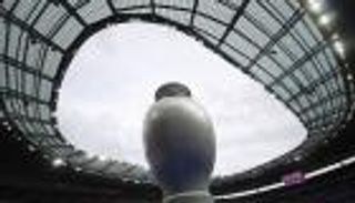 أسراب من الفراشات تحلق في أجواء ملعب نهائي اليورو