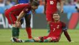 إصابة مبكرة لرونالدو تُعيد دموعاً غابت منذ 12 عاماً