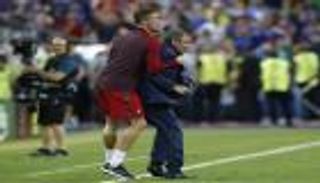 مدرب البرتغال يشيد بدور رونالدو بين شوطي نهائي اليورو