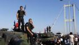 عسكريون أتراك يصلون اليونان ويطلبون اللجوء السياسي