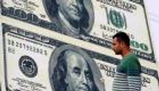 إنفوجراف.. الدولار يلتهم الجنيه و3 إجراءات مصرية تفشل في إنقاذه