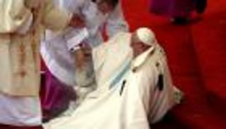 بالصور.. سقوط بابا الفاتيكان في أهم لقاء للشباب المسيحي 