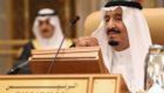 الملك سلمان يأمر بصرف راتب شهر للمشاركين في 