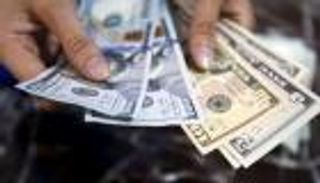 العملة الخضراء تصعد بدعم توقعات زيادة الفائدة هذا العام