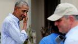 بالصور.. أوباما يتفقد كارثة لويزيانا: لم آتِ لالتقاط الصور